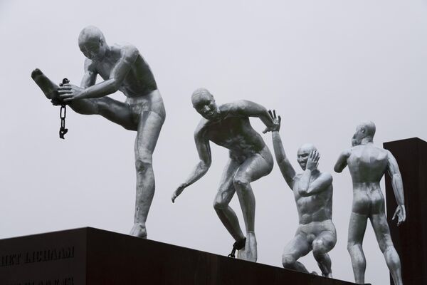 Tác phẩm điêu khắc Clave của Alex da Silva về chế độ nô lệ ở bến cảng Rotterdam, Hà Lan. - Sputnik Việt Nam
