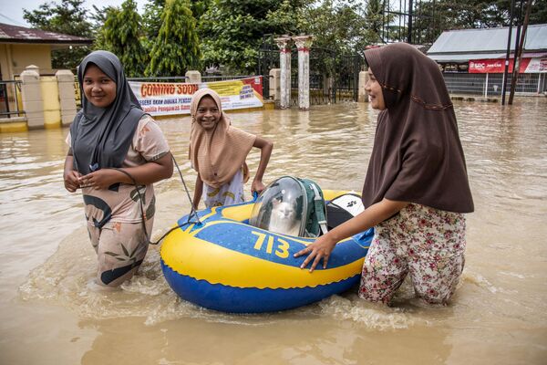 Giải cứu con mèo trong vùng ngập lụt ở Matangkuli, Indonesia. - Sputnik Việt Nam
