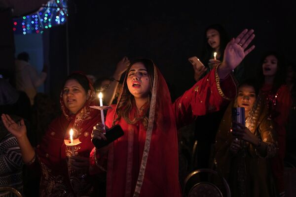 Tín đồ Cơ đốc Pakistan cầm nến trong buổi lễ Giáng sinh ở Lahore, Pakistan. - Sputnik Việt Nam