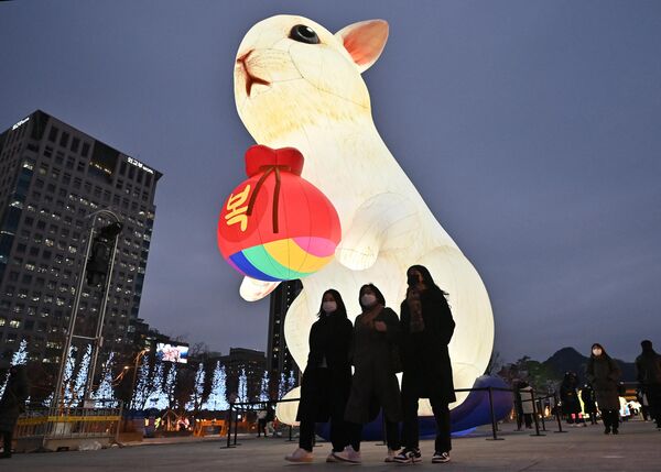 Những người đi ngang qua chiếc đèn lồng chào đón Năm con thỏ sắp tới ở Seoul, Hàn Quốc. - Sputnik Việt Nam