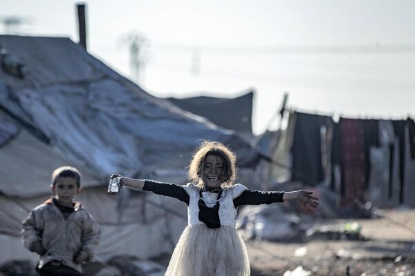 Trẻ em trong trại tị nạn gần thị trấn Raqa ở miền bắc Syria. - Sputnik Việt Nam