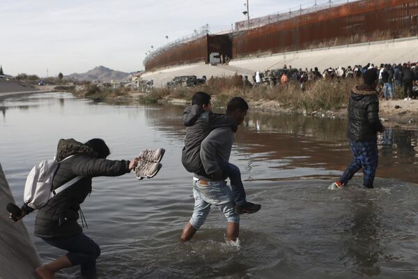 Người di cư băng qua Rio Grande tới biên giới Mỹ-Mexico ở Ciudad Juarez, Mexico. - Sputnik Việt Nam