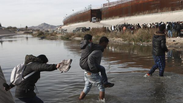 Người di cư băng qua Rio Grande tới biên giới Mỹ-Mexico ở Ciudad Juarez, Mexico. - Sputnik Việt Nam
