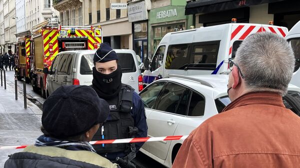 Một sĩ quan cảnh sát ở quận mười của Paris nơi một người đàn ông lớn tuổi nổ súng - Sputnik Việt Nam