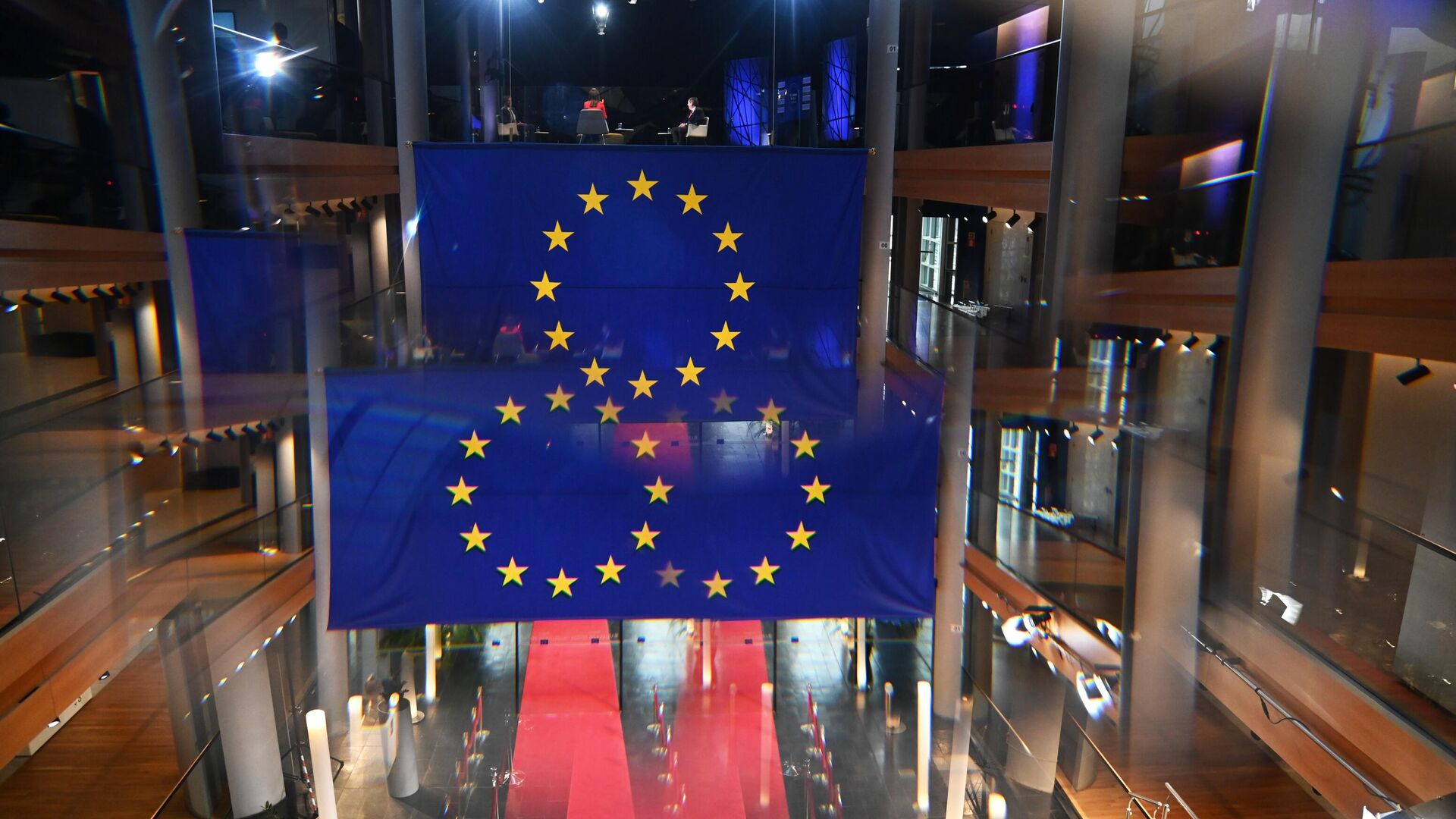 Những lá cờ có biểu tượng của Liên minh Châu Âu trong tòa nhà Nghị viện Châu Âu ở Strasbourg - Sputnik Việt Nam, 1920, 21.08.2023