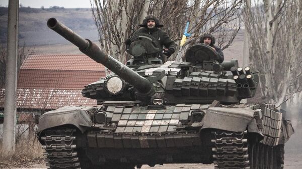 Binh sĩ Ukraina trên xe tăng T-72 ở Bakhmut (Artemovsk) - Sputnik Việt Nam