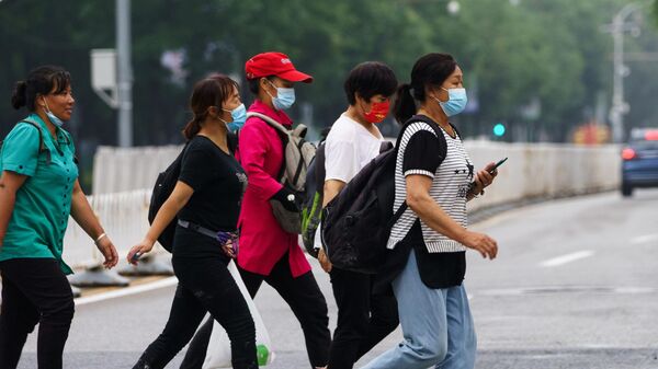 Cư dân Bắc Kinh trên một trong những con đường của thành phố. - Sputnik Việt Nam