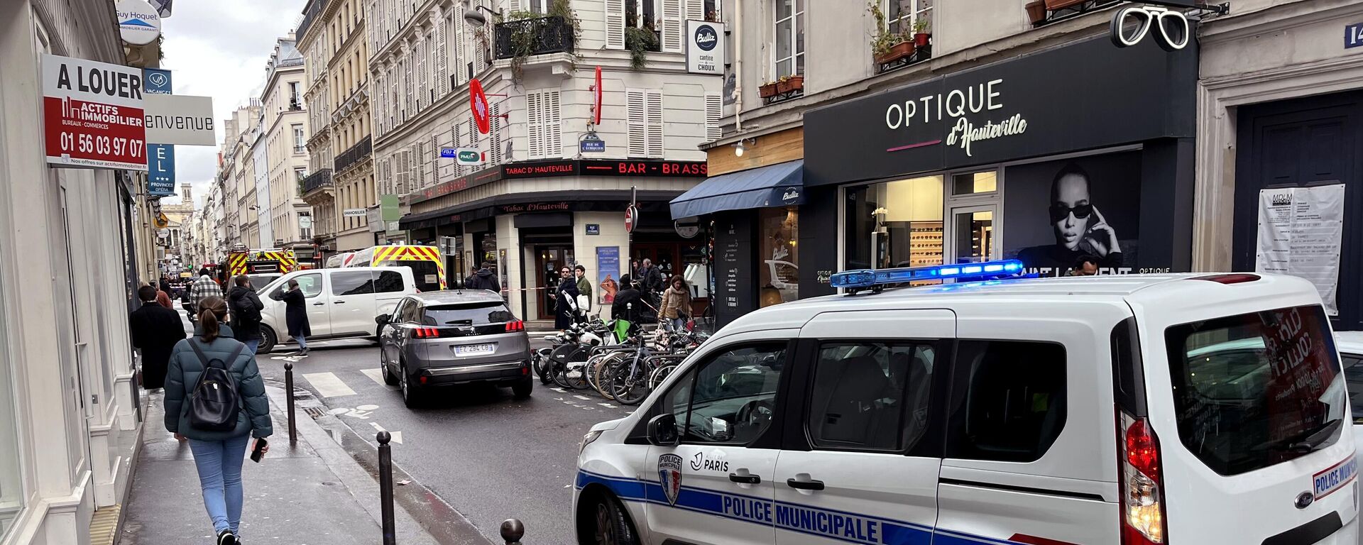 Một chiếc xe cảnh sát ở quận 10 của Paris nơi một người đàn ông lớn tuổi nổ súng trên đường phố - Sputnik Việt Nam, 1920, 26.12.2022