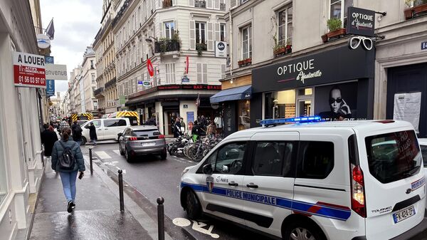 Một chiếc xe cảnh sát ở quận 10 của Paris nơi một người đàn ông lớn tuổi nổ súng trên đường phố - Sputnik Việt Nam