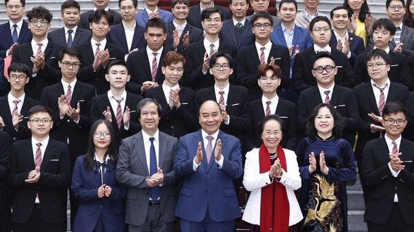 Chủ tịch nước Nguyễn Xuân Phúc gặp mặt học sinh đoạt giải các cuộc thi Olympic và KHKT quốc tế năm 2022 - Sputnik Việt Nam