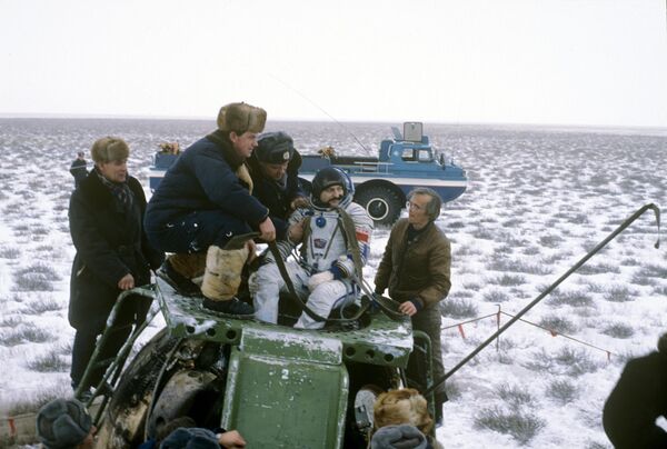 Thành viên của phi hành đoàn chung Xô-Pháp, nhà du hành vũ trụ Liên Xô, kỹ sư bay Musa Manarov sau khi hạ cánh trên tàu vũ trụ Soyuz TM-6, 180 km cách thành phố Dzhezkazgan, Cộng hòa xã hội chủ nghĩa Xô viết Kazakhstan. - Sputnik Việt Nam