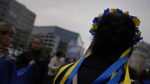 Cô gái với chiếc băng đô có dải ruy băng màu cờ Ukraine ở Brussels - Sputnik Việt Nam