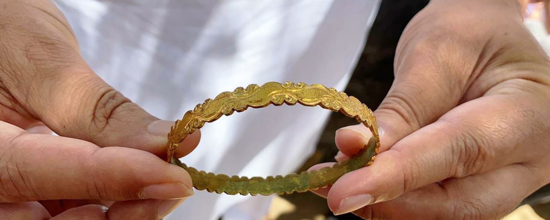 Золотой браслет, найденный во время раскопок на вершине форта Райгад в Индии - Sputnik Việt Nam, 1920, 28.12.2022