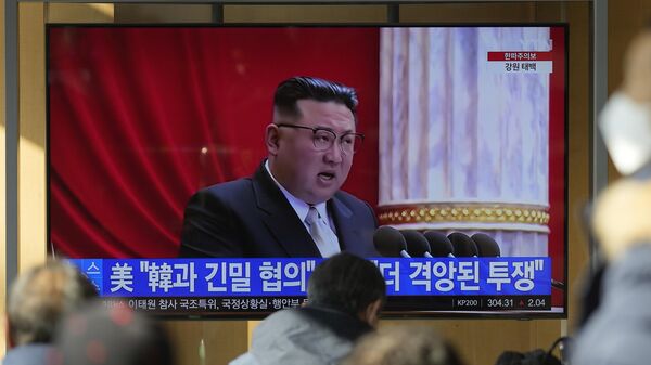 Chương trình thời sự với cảnh quay bài phát biểu của nhà lãnh đạo Triều Tiên Kim Jong-un tại Bình Nhưỡng - Sputnik Việt Nam