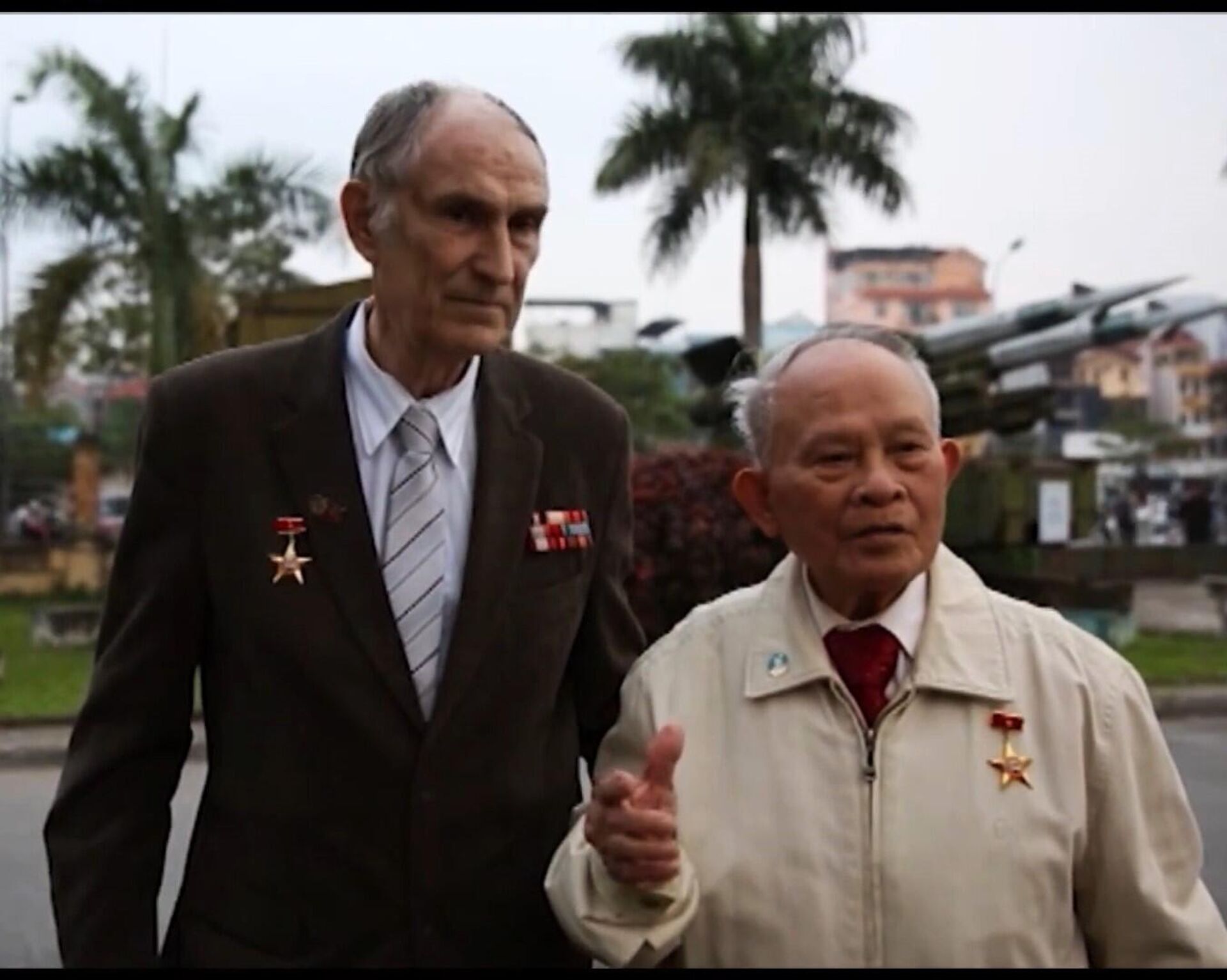 Ông Nguyễn Mạnh Đàn và ông Mikhail Semionov gặp lại nhau năm 2014 sau gần nửa thế kỷ  - Sputnik Việt Nam, 1920, 28.12.2022