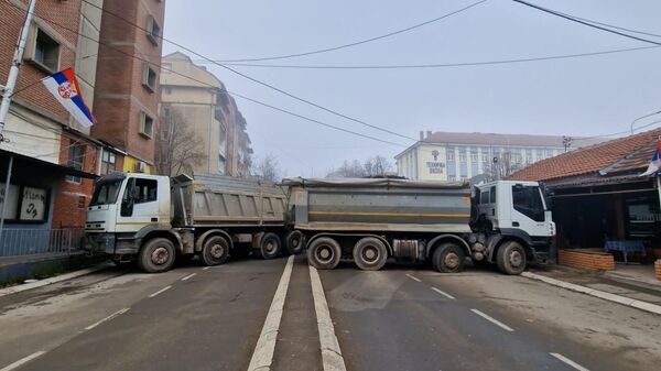 Hàng rào xe tải chặn đường đến Pristina trong bối cảnh căng thẳng ở phía bắc Kosovo tiếp diễn - Sputnik Việt Nam