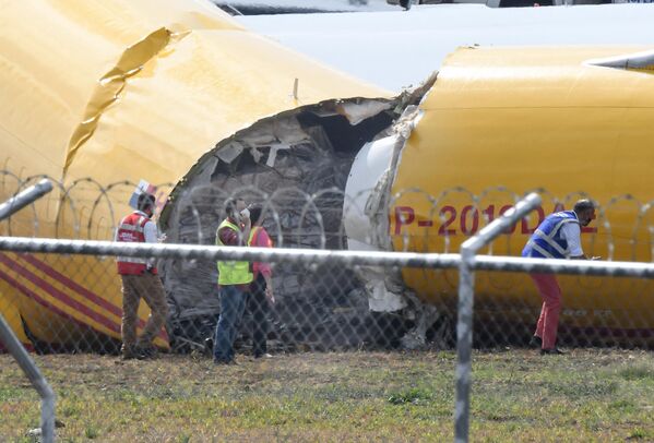 Máy bay chở hàng của DHL sau khi hạ cánh khẩn cấp xuống Sân bay Quốc tế Juan Santa Maria, Costa Rica vào ngày 7 tháng 4 năm 2022. - Sputnik Việt Nam