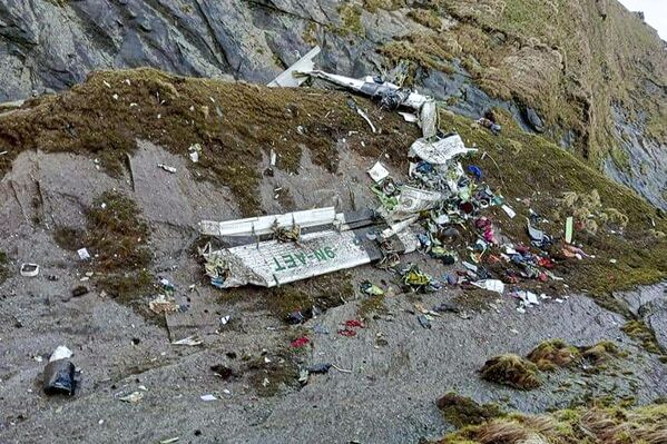 Mảnh máy bay Twin Otter rơi ở vùng núi Nepal, 22 người chết, 30/05/2022. - Sputnik Việt Nam