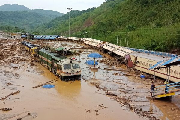 Toa tàu bị lật sau trận lở đất do mưa lớn ở Assam ngày 16/5/2022, Ấn Độ. - Sputnik Việt Nam