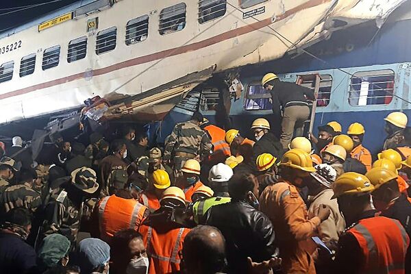 Đội cứu hộ làm việc tại hiện trường vụ tai nạn tàu ​​hỏa gần ga xe lửa Moinaguri vào ngày 13 tháng 1 năm 2022, Ấn Độ. - Sputnik Việt Nam