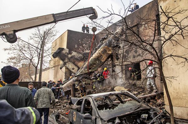 Lính cứu hỏa tại hiện trường vụ tiêm kích rơi xuống khu dân cư ở thành phố Tabriz, ngày 21 tháng 2 năm 2022, Iran. - Sputnik Việt Nam