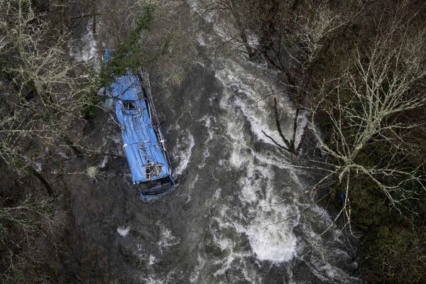 Đống đổ nát của  chiếc xe buýt nằm dưới sông Leres, khiến 4 người thiệt mạng, 25/12/2022, Tây Ban Nha. - Sputnik Việt Nam
