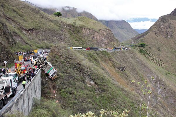 Lực lượng cứu hộ đứng cạnh chiếc xe buýt trượt vào khe núi sau vụ tai nạn trên đường cao tốc Liên Mỹ ở Altos de Peñalisa, Colombia, vào ngày 15 tháng 10 năm 2022. Ít nhất 20 người thiệt mạng và 15 người khác bị thương. - Sputnik Việt Nam