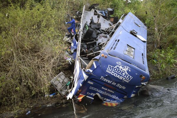Xe buýt đâm vào cầu Nithi vào ngày 25 tháng 7 năm 2022 ở Taraka Nithi Meru, Kenya. Ít nhất 21 người thiệt mạng. - Sputnik Việt Nam