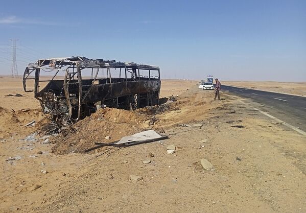 Phần còn lại của chiếc xe buýt du lịch cháy rụi sau khi va chạm với xe tải vào ngày 13 tháng 4 năm 2022 trên đường cao tốc phía nam thành phố Aswan của Ai Cập. Theo báo cáo của chính quyền, ít nhất 10 người chết. - Sputnik Việt Nam