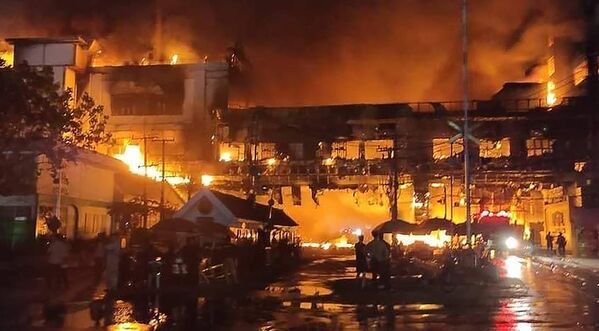 Cháy khách sạn sòng bạc nằm ở phía bên Campuchia gần cửa khẩu Poipet trên biên giới Thái Lan-Campuchia - Sputnik Việt Nam