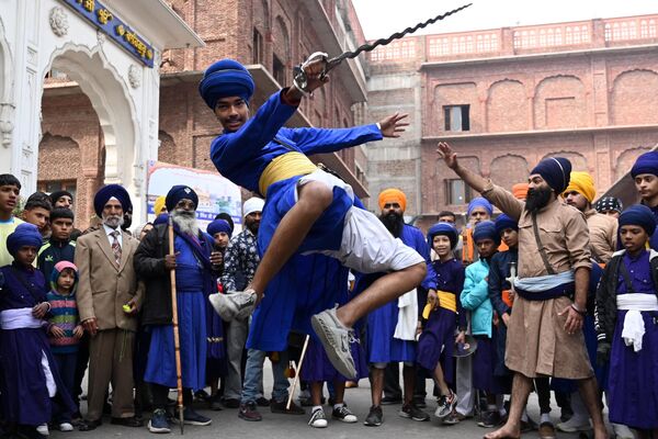 Thanh niên theo đạo Sikh biểu diễn võ thuật, Ấn Độ. - Sputnik Việt Nam