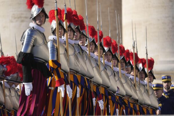 Vệ binh Thụy Sĩ đứng trước khi bắt đầu làm phép Giáng sinh tại Vatican - Sputnik Việt Nam