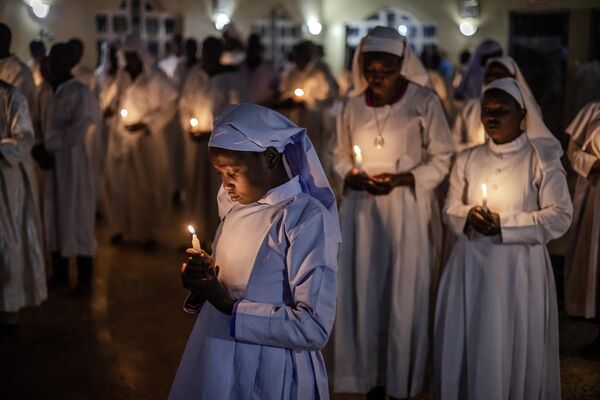 Thành viên trẻ của Hội Truyền giáo Giáo hội Châu Phi Legio Maria trong buổi lễ Đêm Giáng sinh ở Nairobi, Kenya. - Sputnik Việt Nam