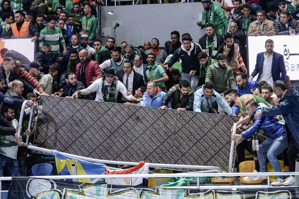Mọi người cố gắng dọn dẹp bục bị sập và làm bị thương các cổ động viên bóng rổ trong Siêu trận đấu giữa Al-Ittihad của Alexandria và Al-Ahli Cairo của Cairo, diễn ra ở Cairo, Ai cập. - Sputnik Việt Nam