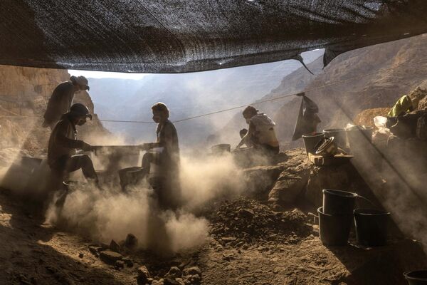 Các thành viên của nhóm Cơ quan Cổ vật Israel sàng lọc đất tại địa điểm khai quật trong Hang Murabaat ở Sa mạc Judean. - Sputnik Việt Nam