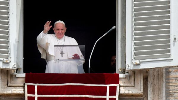 Папа Франциск машет рукой из окна апостольского дворца с видом на площадь Святого Петра в Ватикане - Sputnik Việt Nam