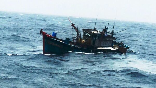 Tàu cá tàu QNa 94898 TS cùng thuyền trưởng và 2 thuyền viên gặp nạn, chìm trên biển. - Sputnik Việt Nam