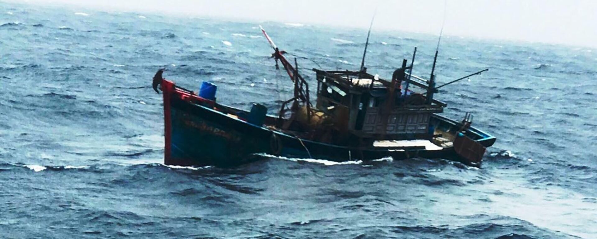 Tàu cá tàu QNa 94898 TS cùng thuyền trưởng và 2 thuyền viên gặp nạn, chìm trên biển. - Sputnik Việt Nam, 1920, 02.01.2023