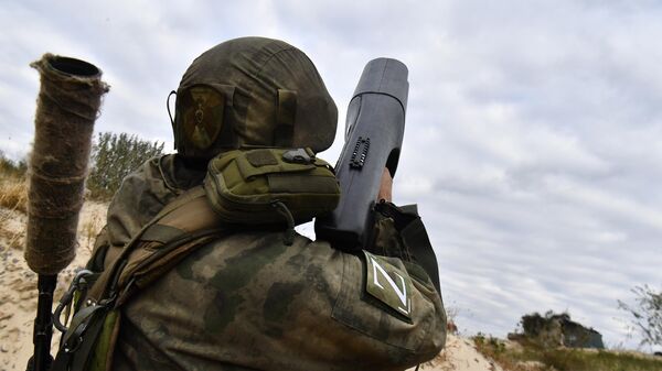 Một nhân viên của Lực lượng Vệ binh Nga với tổ hợp chống máy bay không người lái ở Energodar - Sputnik Việt Nam