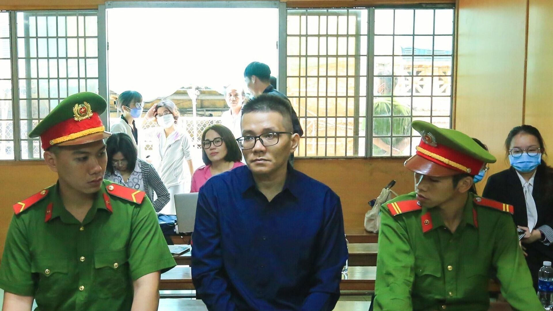 Xét xử bị cáo Nhâm Hoàng Khang: Tuyên án 10 năm tù về tội cưỡng đoạt tài sản - Sputnik Việt Nam, 1920, 06.01.2023