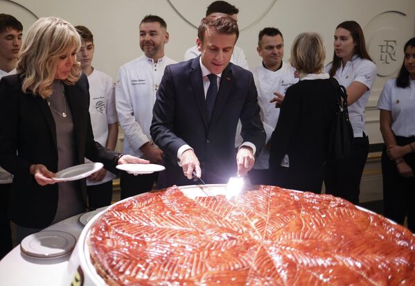 Tổng thống Pháp Emmanuel Macron cắt bánh Lễ Hiển linh sau khi nói chuyện với các thành viên của Liên đoàn Bánh kẹo Pháp tại Cung điện Élysée ở Paris. - Sputnik Việt Nam