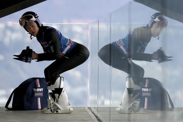 Vận động viên Ryoyu Kobayashi của Nhật Bản khởi động trước khi nhảy ở chặng thứ ba của Giải Nhảy cầu Trượt tuyết Four Hills lần thứ 71 ở Innsbruck, Áo. - Sputnik Việt Nam