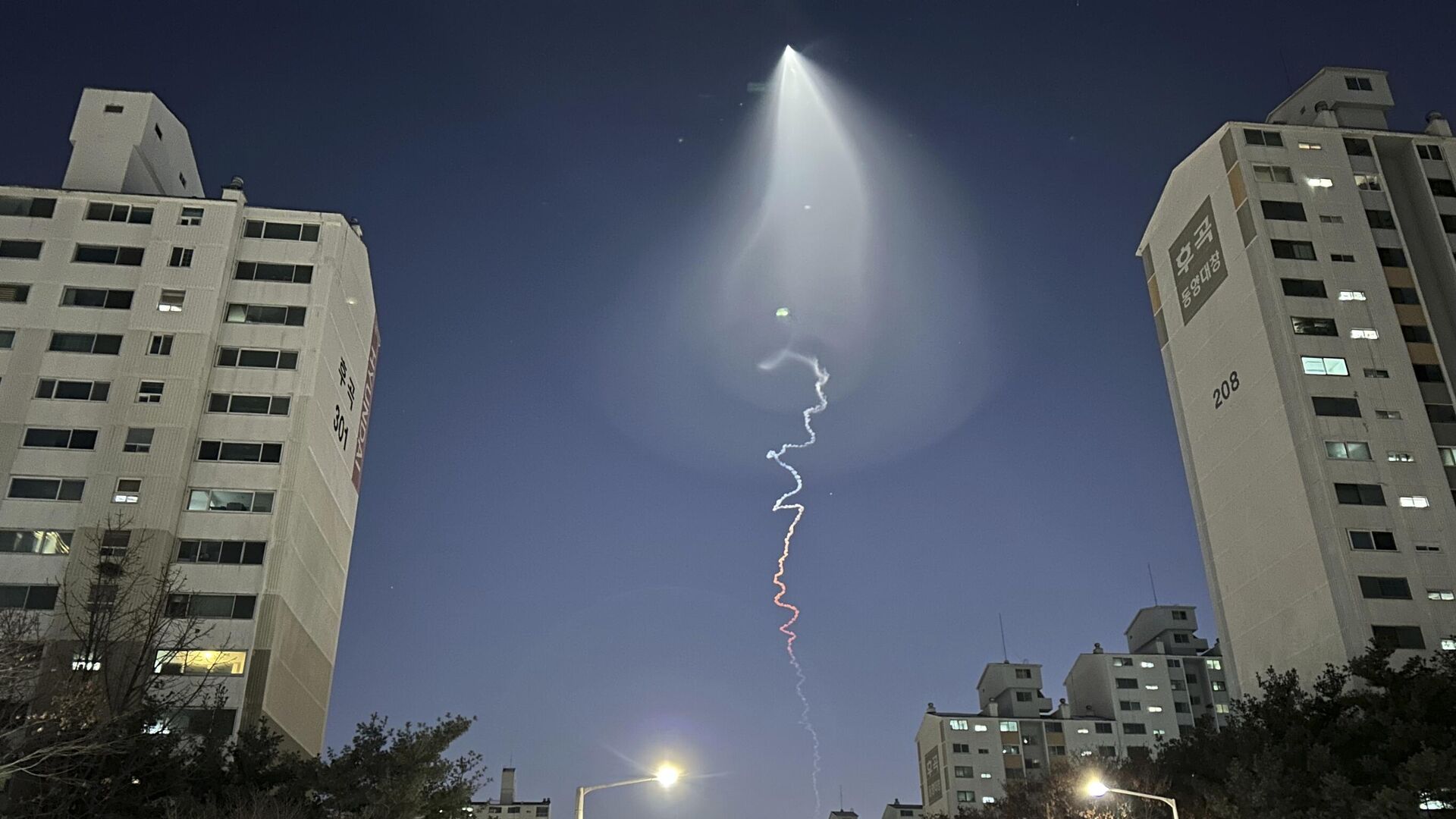 Vệt khói từ vụ phóng thử tên lửa đẩy nhiên liệu rắn của Hàn Quốc có thể nhìn thấy ở Goyang, Hàn Quốc. - Sputnik Việt Nam, 1920, 01.02.2023