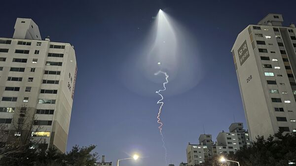 Vệt khói từ vụ phóng thử tên lửa đẩy nhiên liệu rắn của Hàn Quốc có thể nhìn thấy ở Goyang, Hàn Quốc. - Sputnik Việt Nam