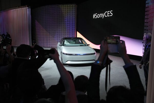 Sony và Honda trưng bày nguyên mẫu đầu tiên của chiếc ô tô mang nhãn hiệu chung Afeela tại Triển lãm Điện tử và Công nghệ CES 2023 ở Hoa Kỳ. - Sputnik Việt Nam