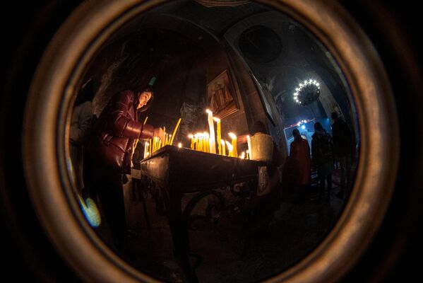 Các tín đồ trong đêm Giáng sinh tại Nhà thờ Thánh Gevorg ở làng Mughni, tỉnh Aragatsotn. - Sputnik Việt Nam