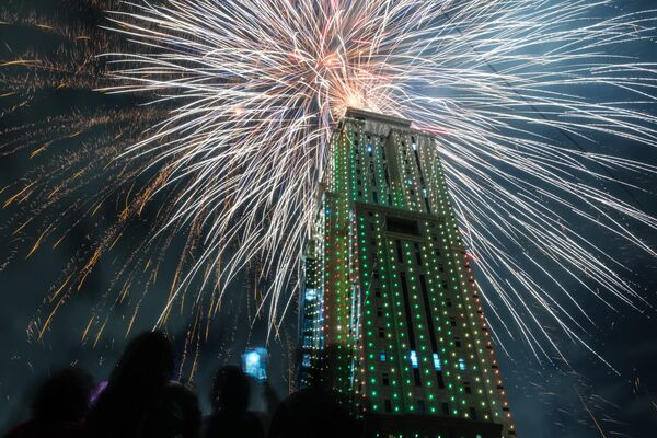 Pháo hoa được bắn từ đỉnh Tháp Old Mutual Tower để chào mừng Năm mới ở Nairobi, Kenya. - Sputnik Việt Nam