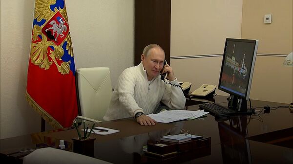 Tổng thống Nga Vladimir Putin trò chuyện với cậu bé đã được ông thực hiện hoá ước mơ - Sputnik Việt Nam