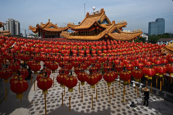 Đèn lồng Trung Quốc trước một ngôi đền trong quá trình chuẩn bị đón Tết Nguyên đán ở Malaysia. - Sputnik Việt Nam
