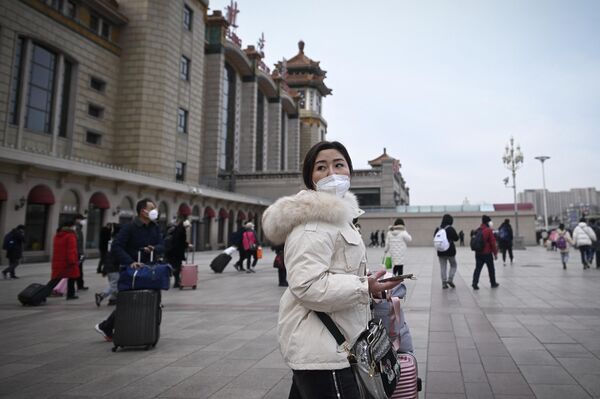 Cô gái ở nhà ga trong chuyến đi đón năm mới ở Trung Quốc. - Sputnik Việt Nam